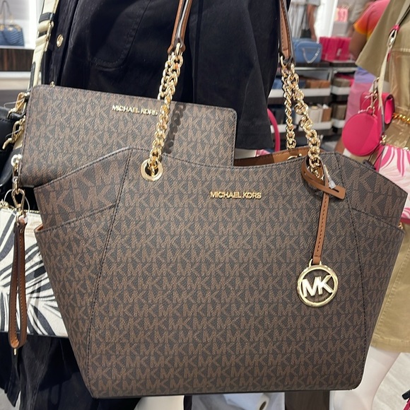 MICHAEL KORS
Jet Set Lg Shoulder Bag & JST Lg Travel CONTINENTAL wallet wristlt - Picture 4 of 16